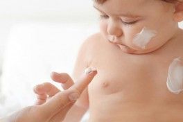 Hidratação no bebé: um cuidado diário fundamental Hidratação no bebé: um cuidado diário fundamental